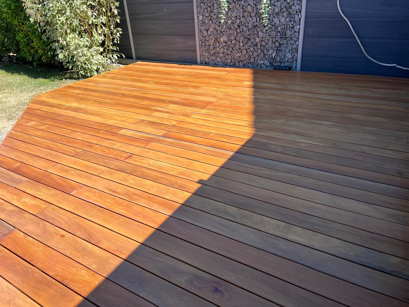 Phase 5 – Freshly oiled hardwood boards of the new terrace in sunlight – Hasic Bauservice