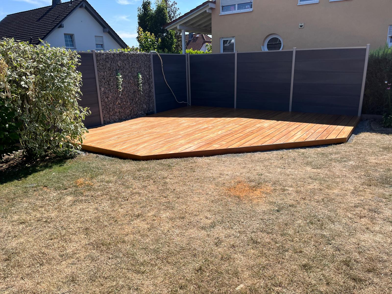 Phase 4 – Fully laid hardwood terrace between lawn and privacy fence – Hasic Bauservice