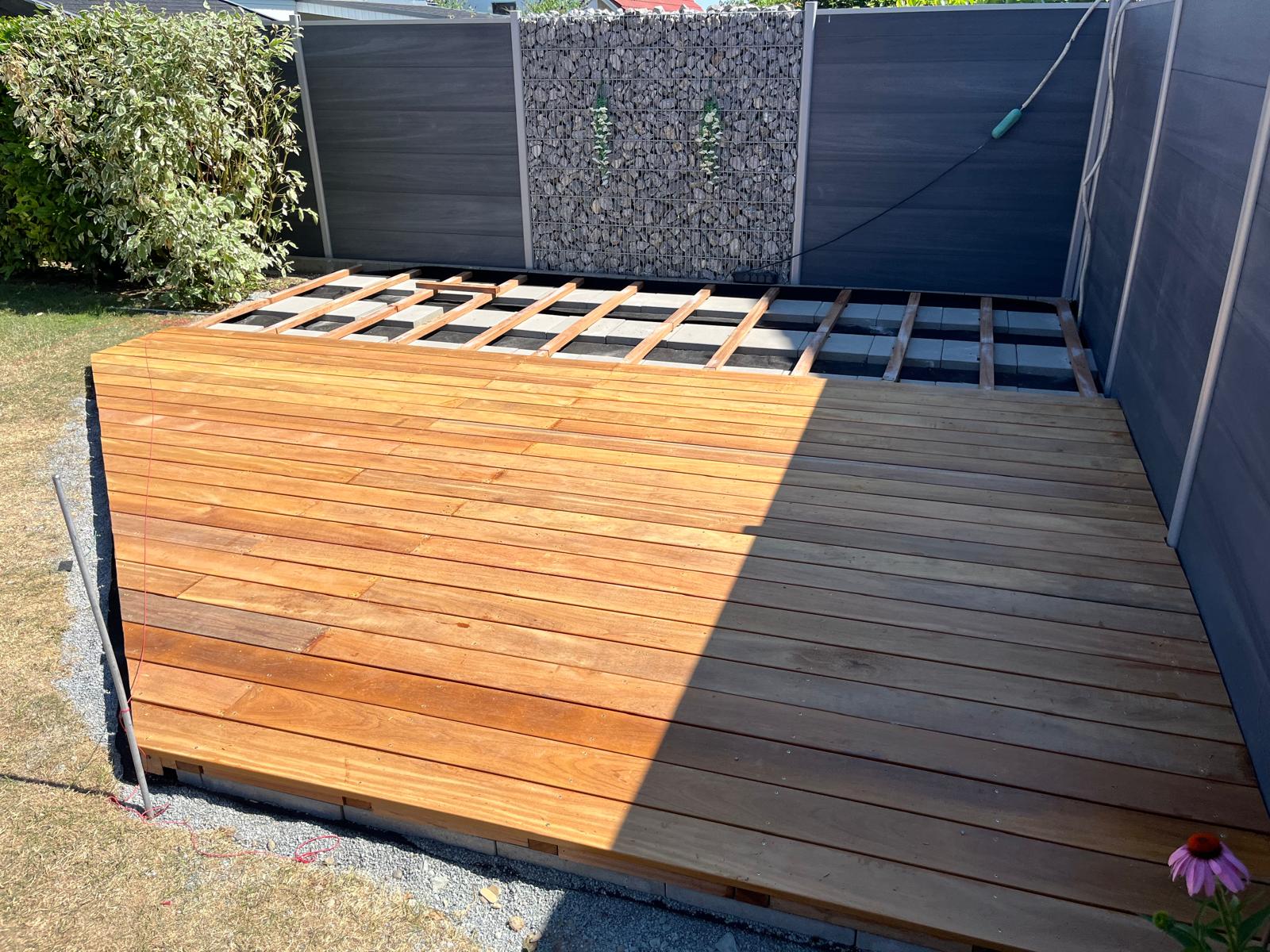 Phase 3 – Hardwood substructure and the first rows of decking boards – Hasic Bauservice